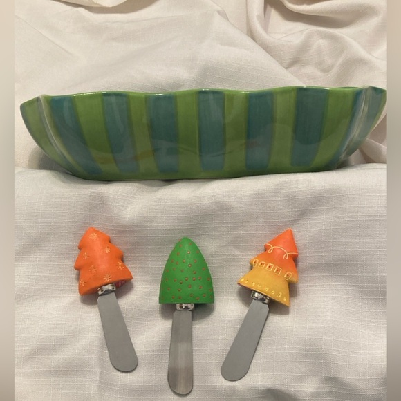 Gail Pittman Ruffle Oval Bowl and Cheese Spreaders - Picture 5 of 8